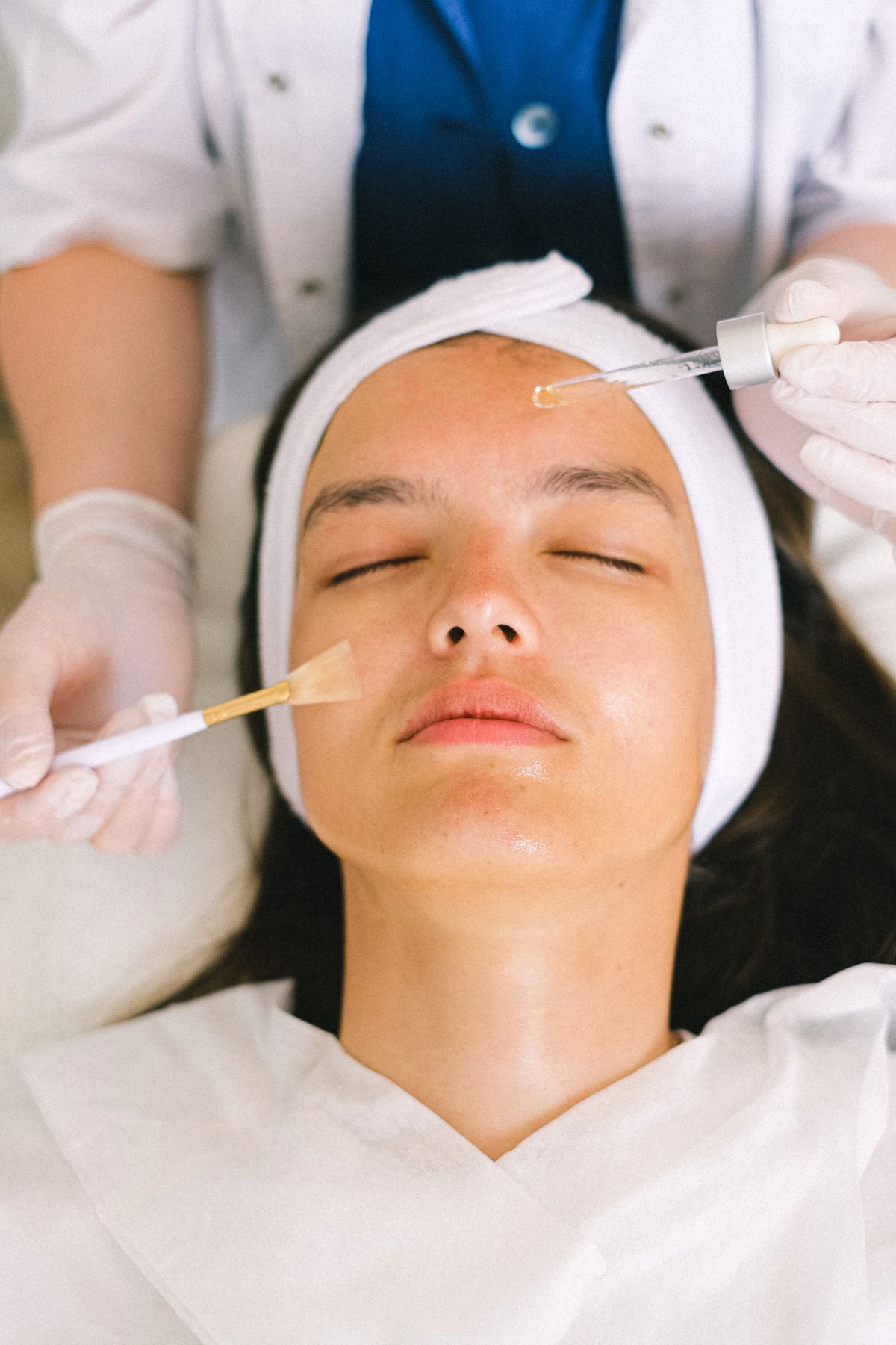 Dra Caroline Guimarães aplicando protocolo facial