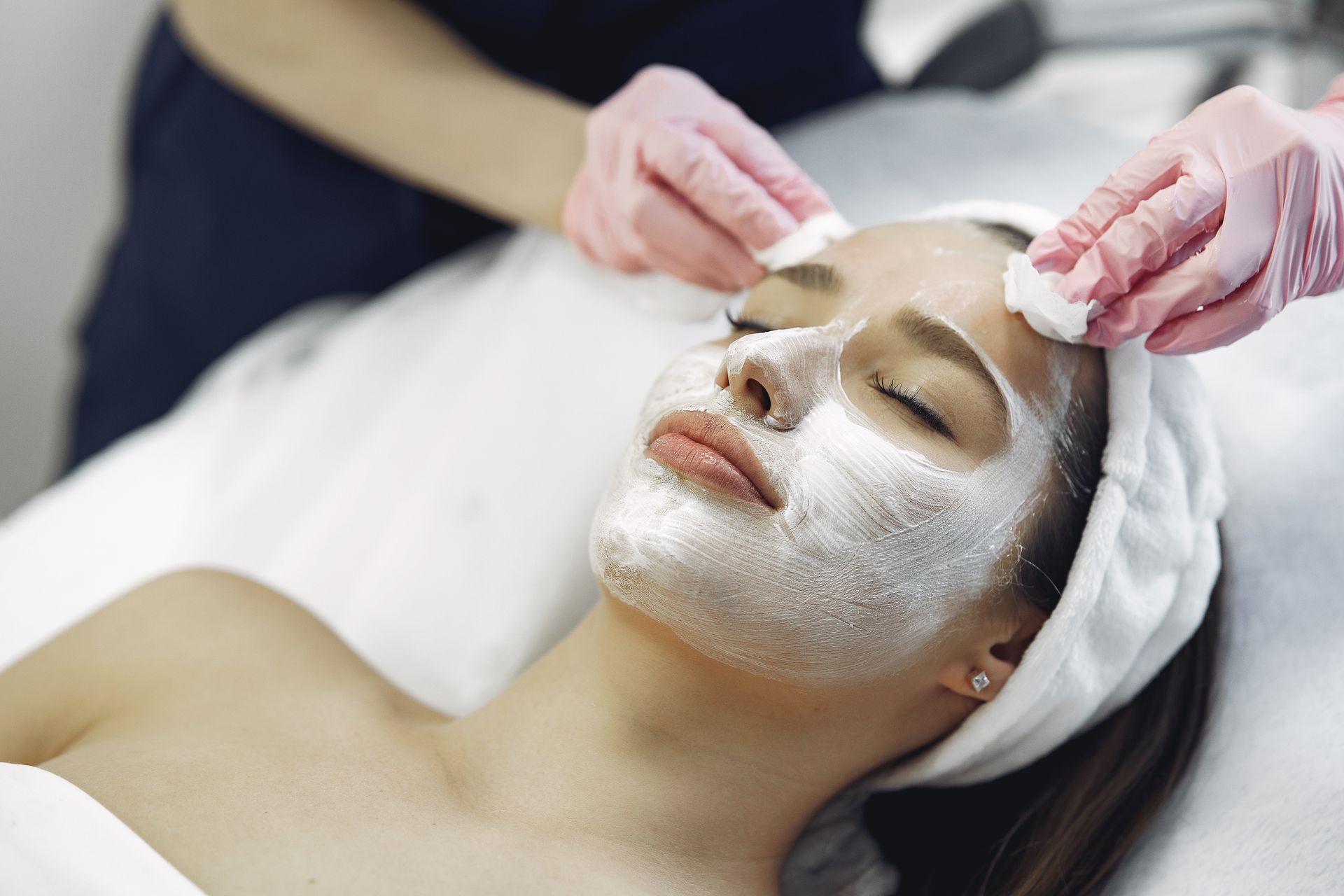 Procedimento facial na clínica da Dra Caroline Guimarães